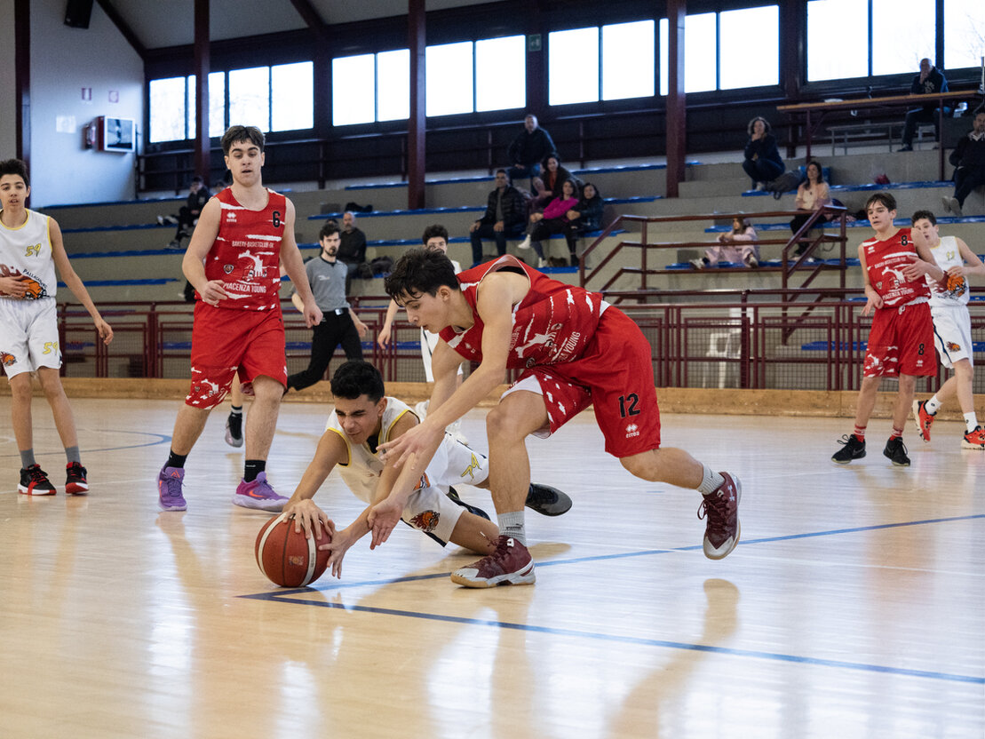 Giocatore Under 14 a canestro